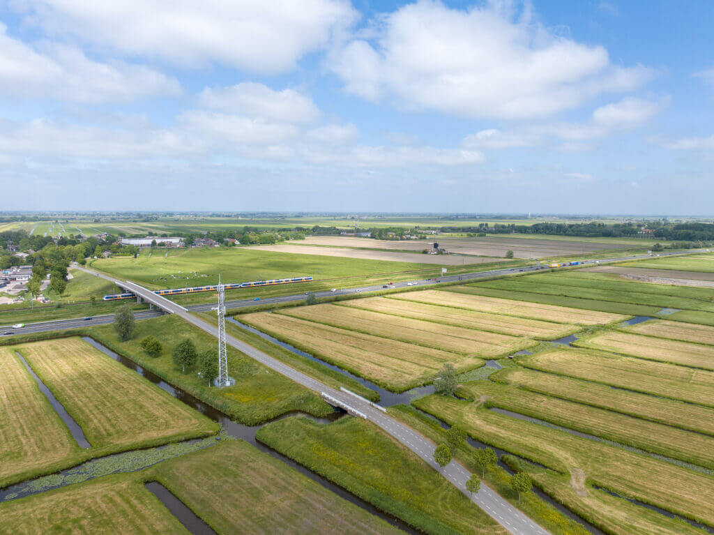 Dronefotografie zendmast met treinpassage – Alphen aan den Rijn
